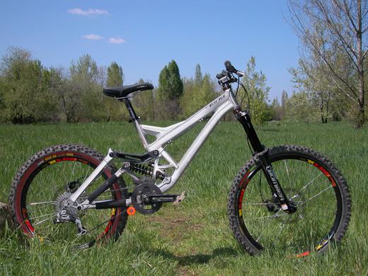 Velosipedda yalangoch qizlar